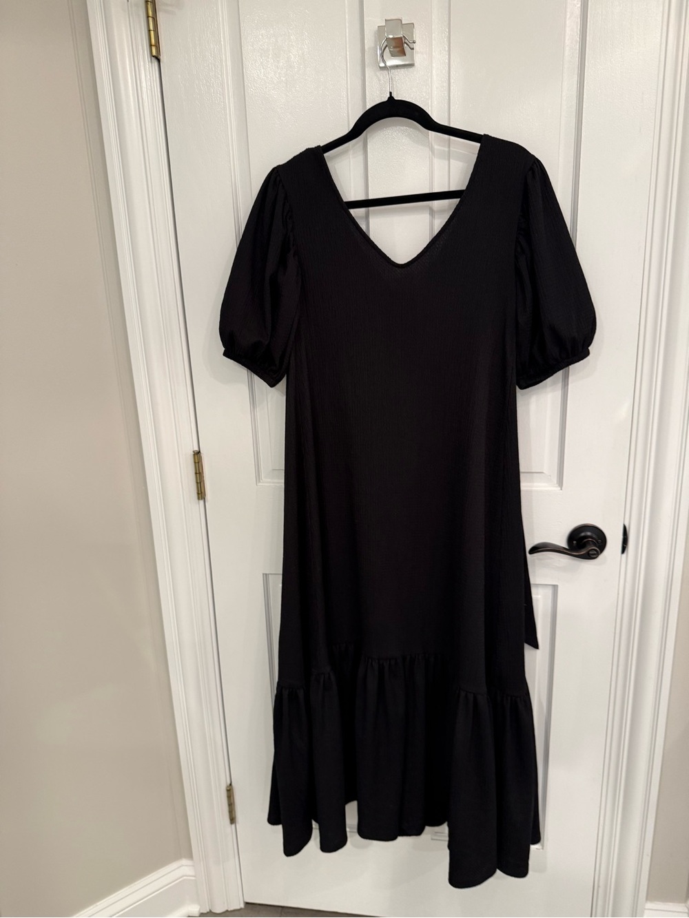 Gibson Latimer Black V-Neck Puff Sleeve Midi Dress with Tie in Back
